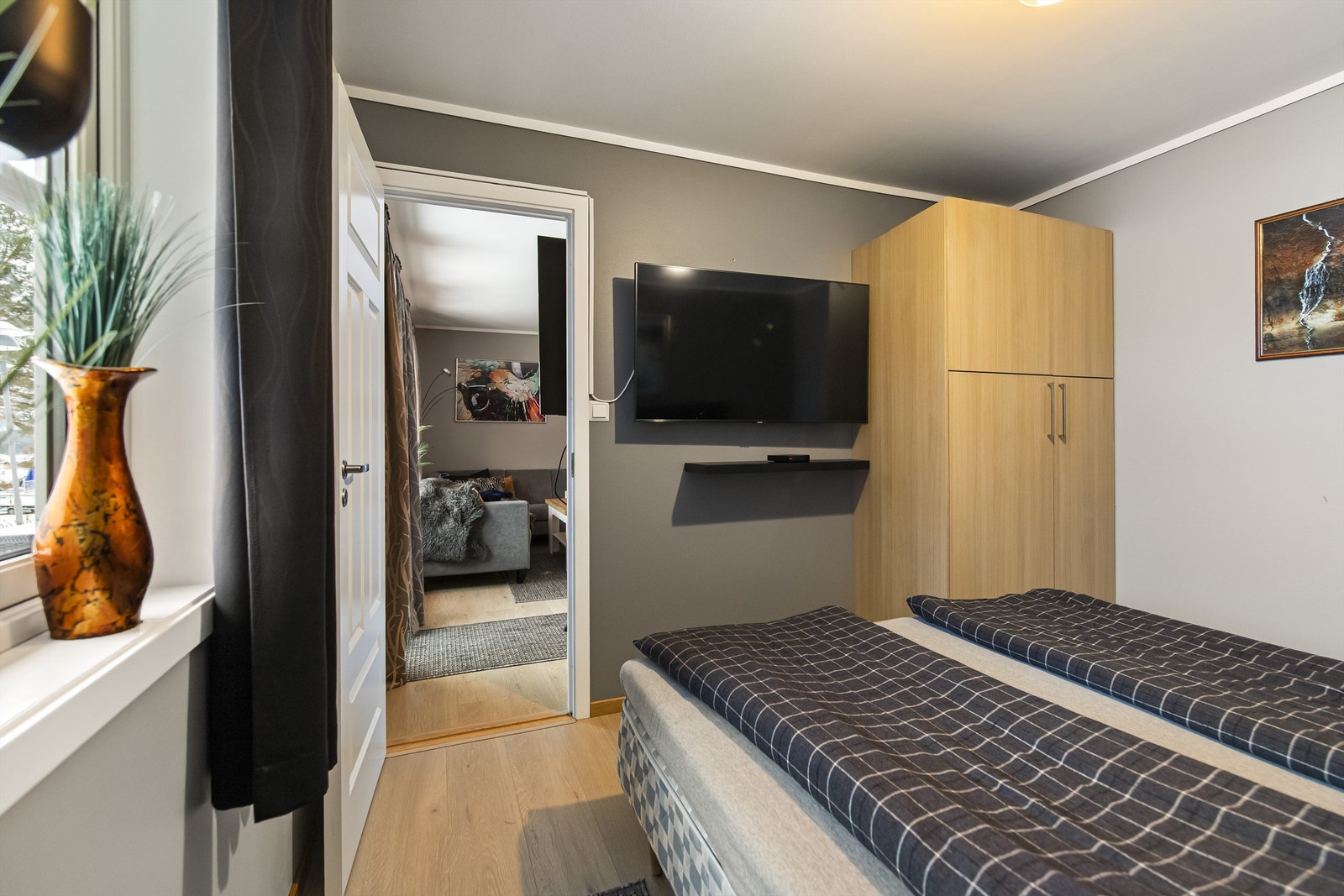 Garderobeløsning på hovedsoverommet Galleribilde