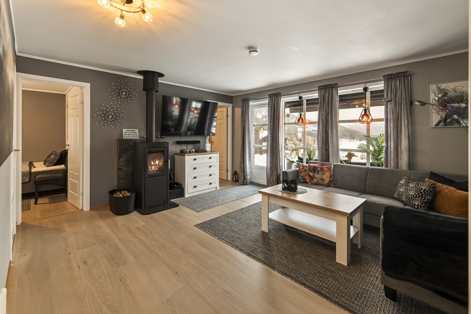 Moderne og lekker vedovn som både gir varme og hygge i kjøligere sesonger Galleribilde