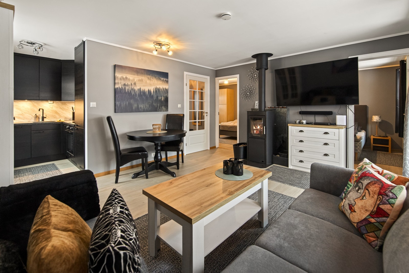 Lekkert innredet i moderne fargevalg. Med nytt kjøkken og oppgradert bad slik at du kan flytte rett inn! Galleribilde