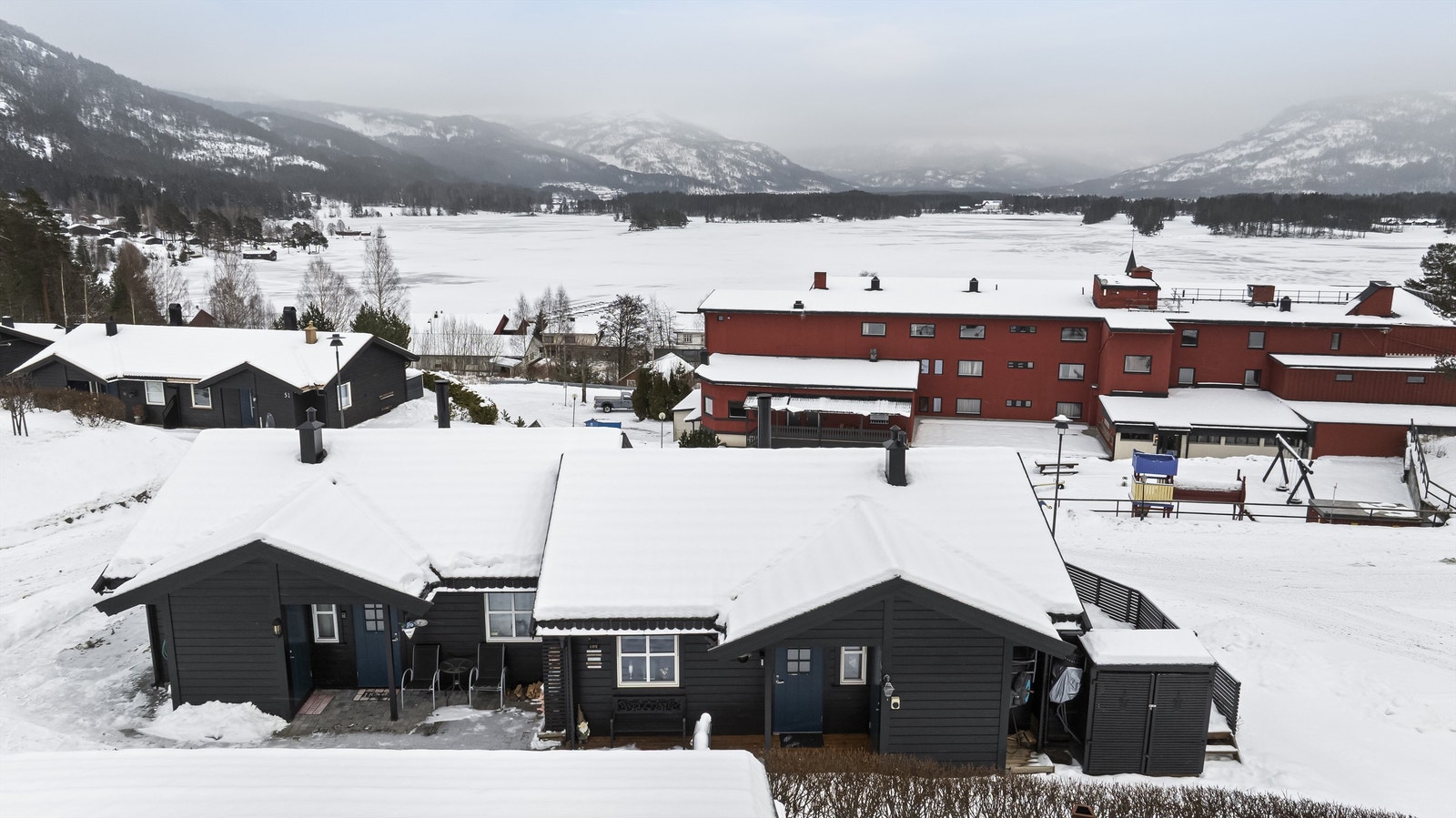 Det er gåavstand til bade- og bryggeområde og til sentrum hvor det er både dagligvareforretning, kafè m.m Galleribilde