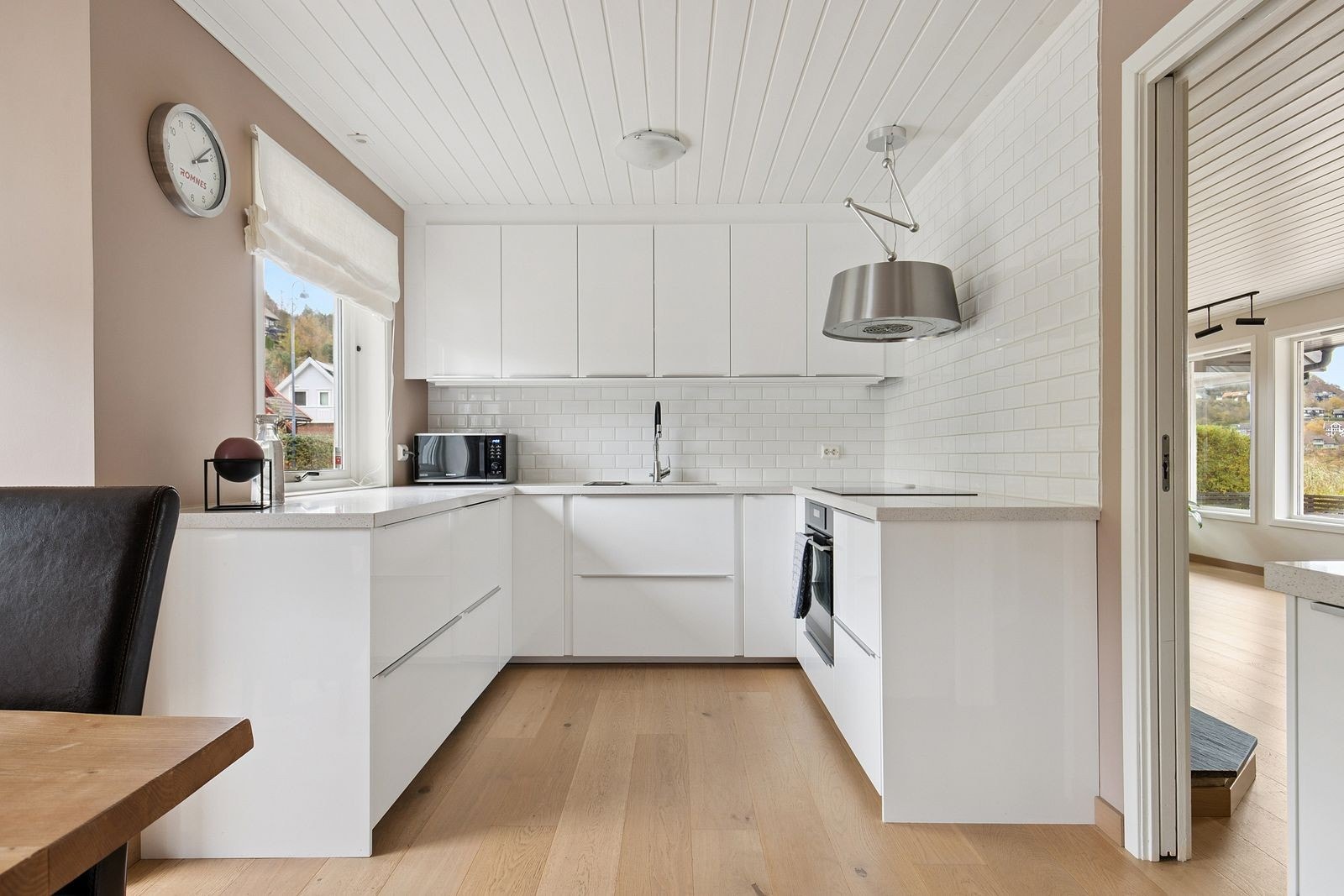 Kjøkken med integrerte hvitevarer Galleribilde