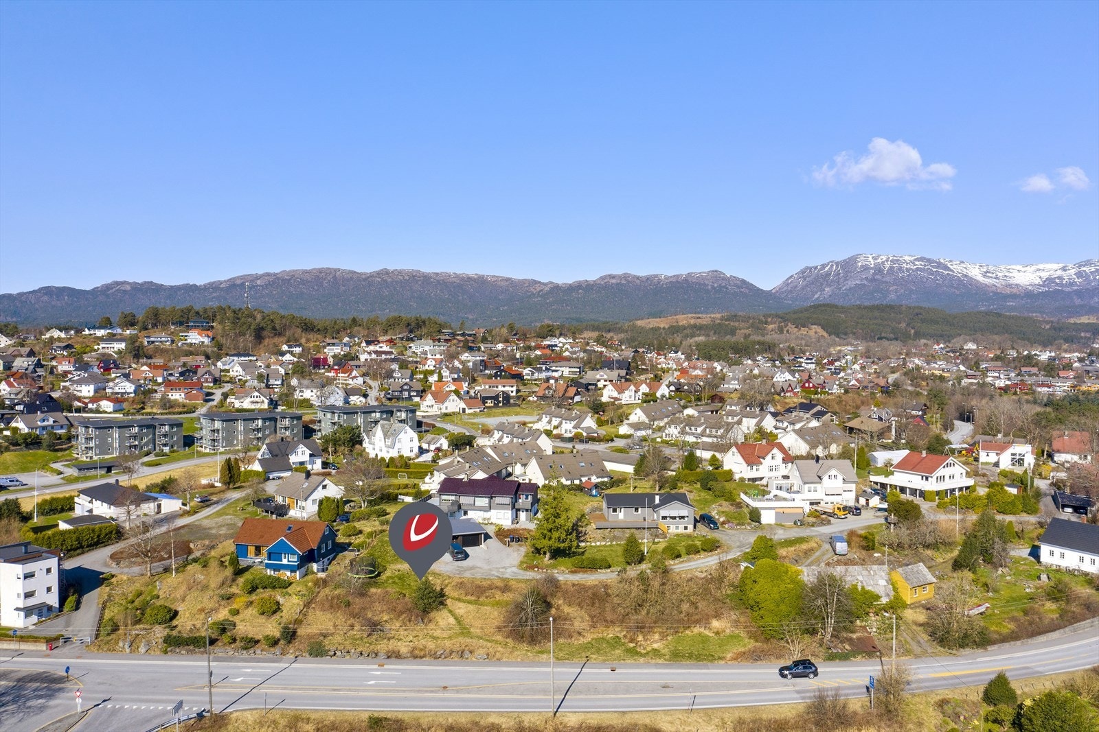 Fra tomten er det kort avstand til skoler, barnehager, butikker, idrettsanlegg, flotte turområder, badestrand og Leirvik sentrum med alle servicetilbud. Galleribilde