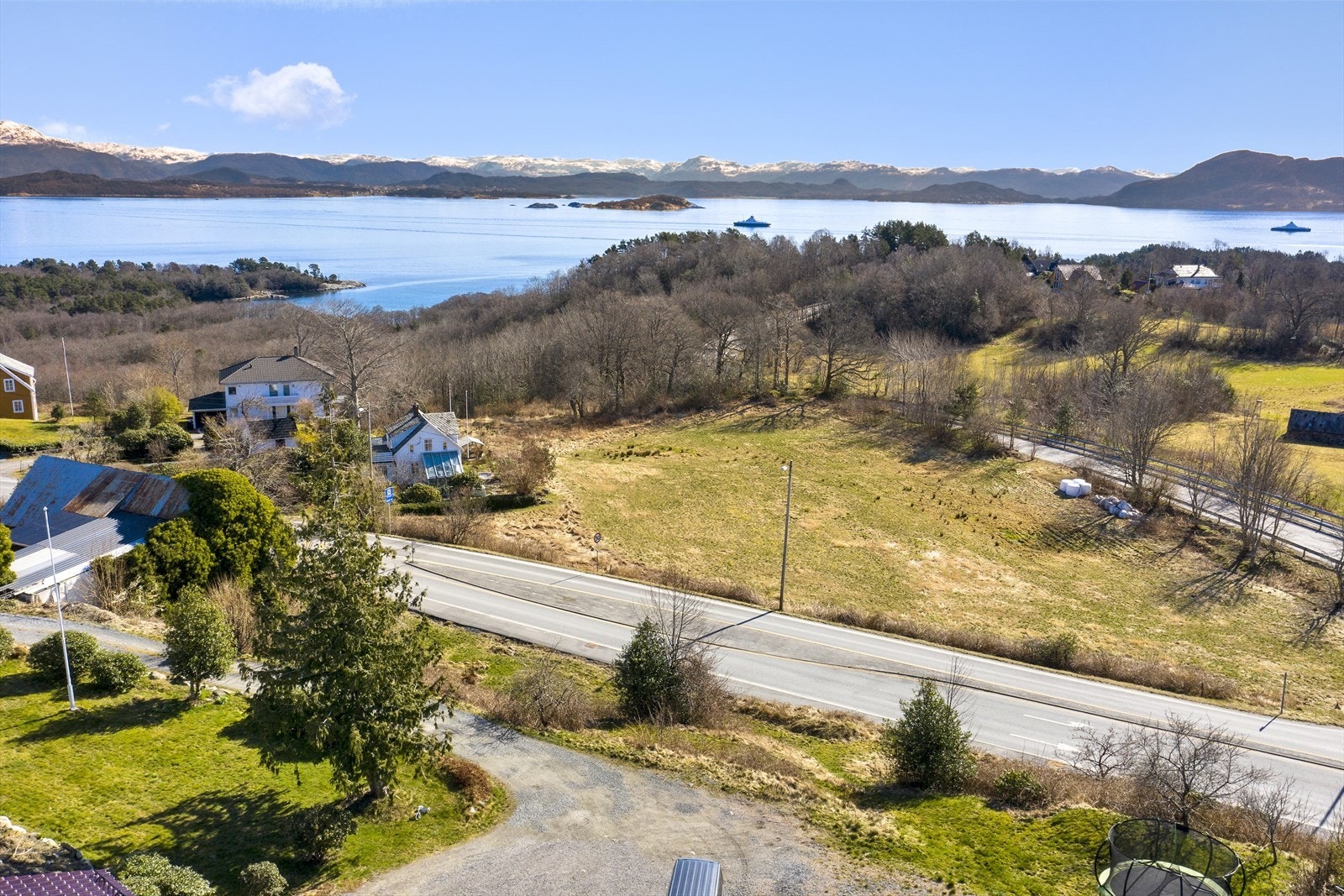 Flott utsikt mot fjorden og Kvinnheradsfjellene. Galleribilde