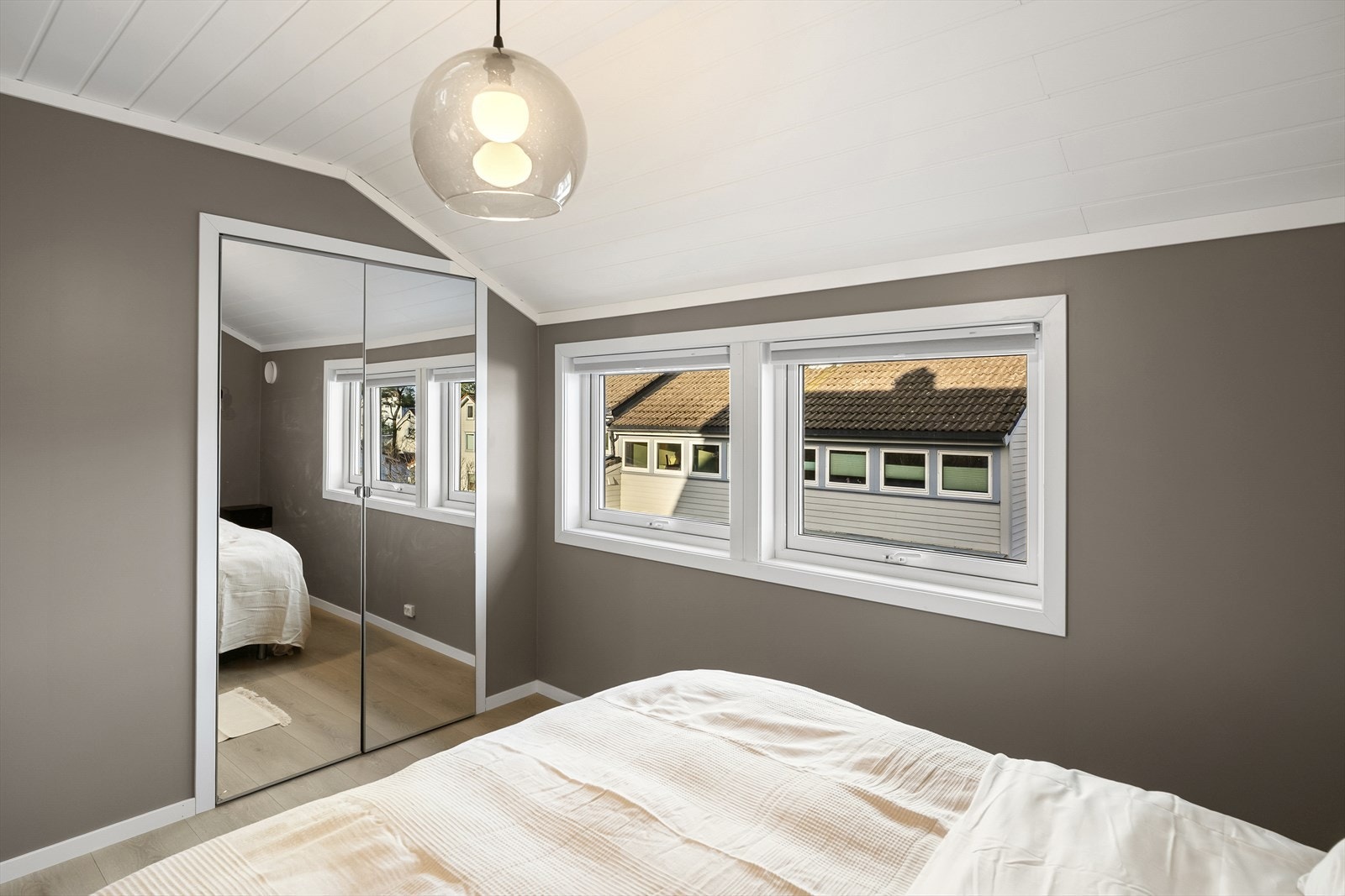 Hovedsoverom med tilgang inn til garderoberom/kott Galleribilde