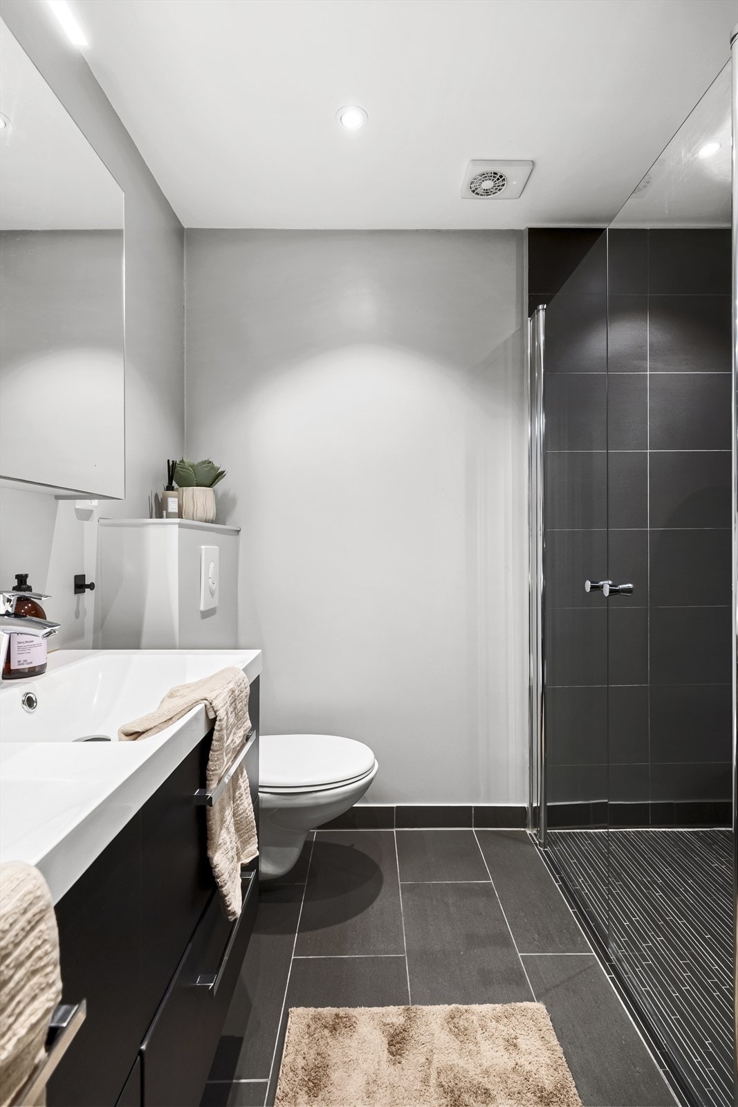 Varme i gulvet og stilig dusjnisje med glassdører Galleribilde