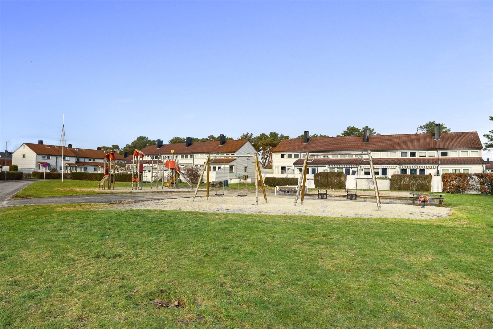 Sentral og populær beliggenhet på Auglend/Solsletta i familievennlig nabolag Galleribilde