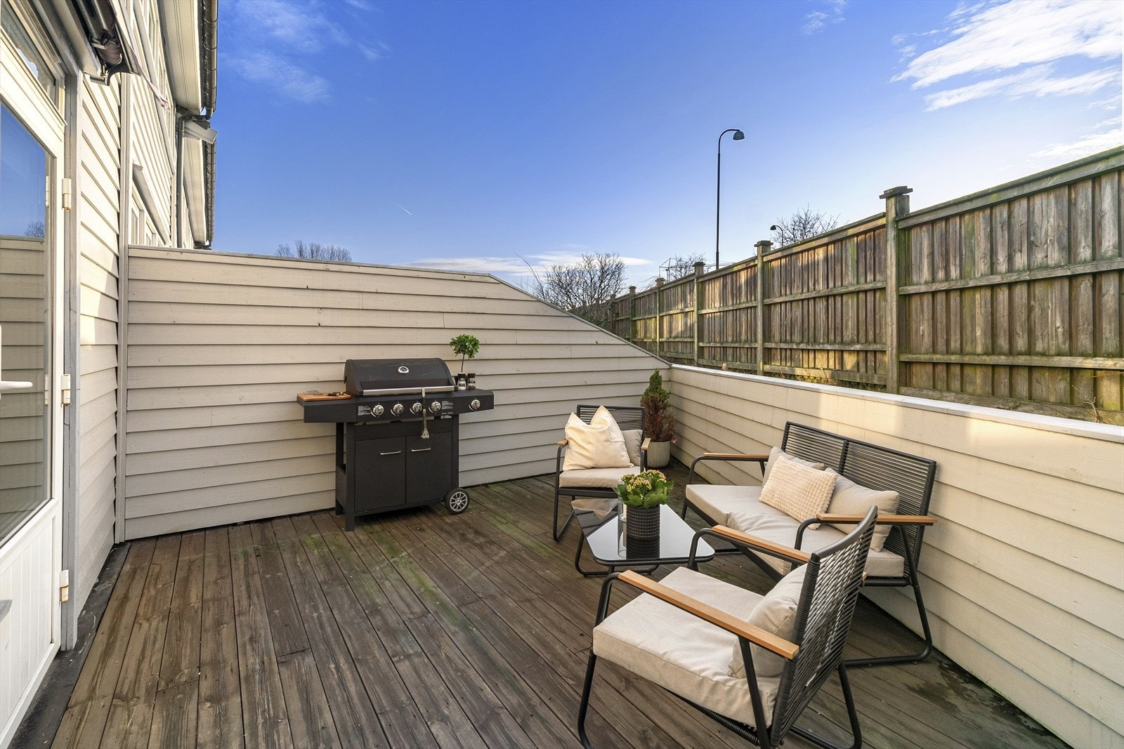 Romslig lun terrasse Galleribilde