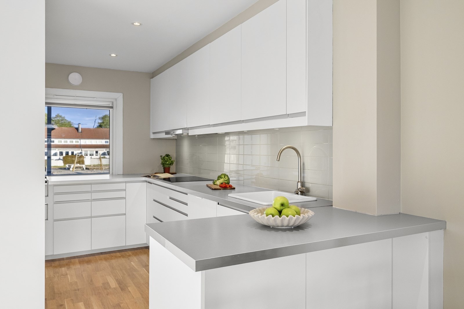 Praktisk utformet kjøkken med kort vei mellom stasjonene Galleribilde