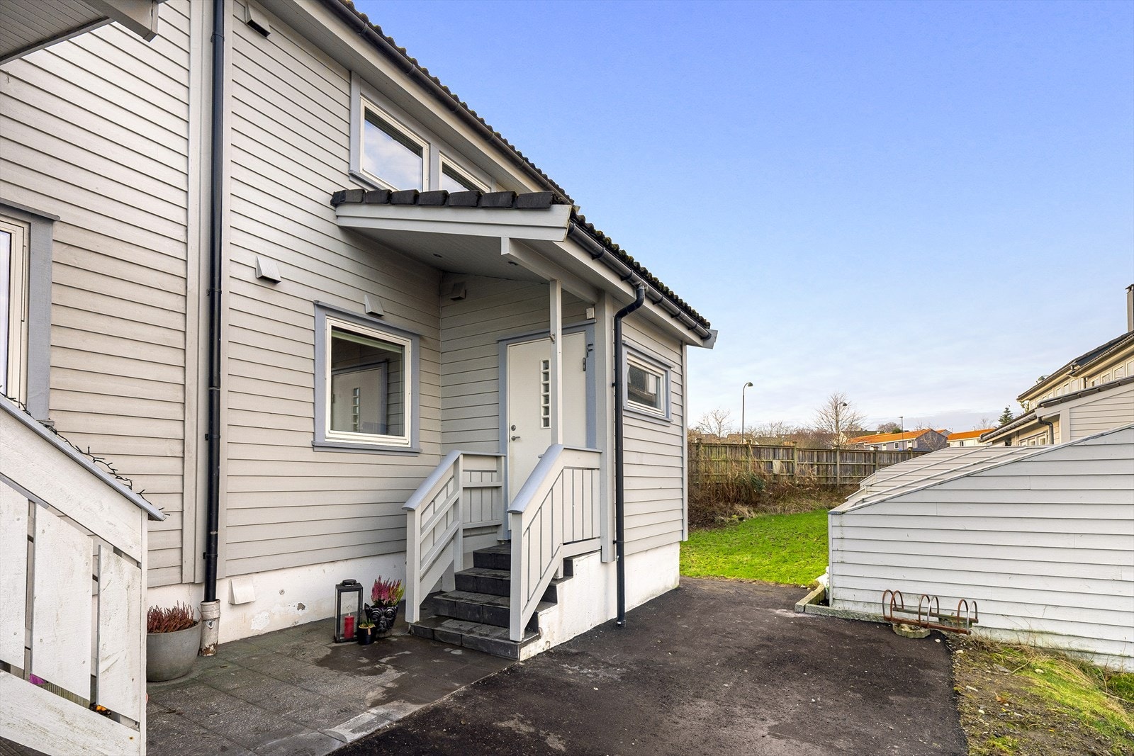 Enderekkehus med egen terrasse og felles hage Galleribilde