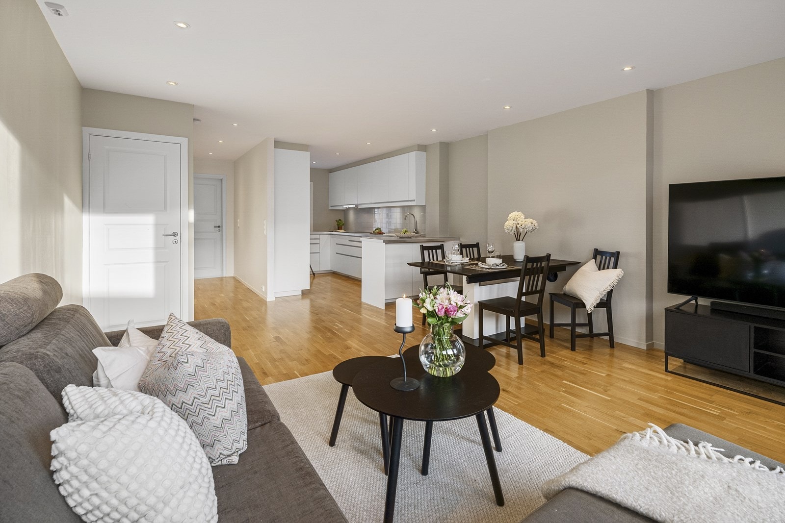 Stort, gjennomgående oppholdsrom med stue og kjøkken i åpen løsning Galleribilde