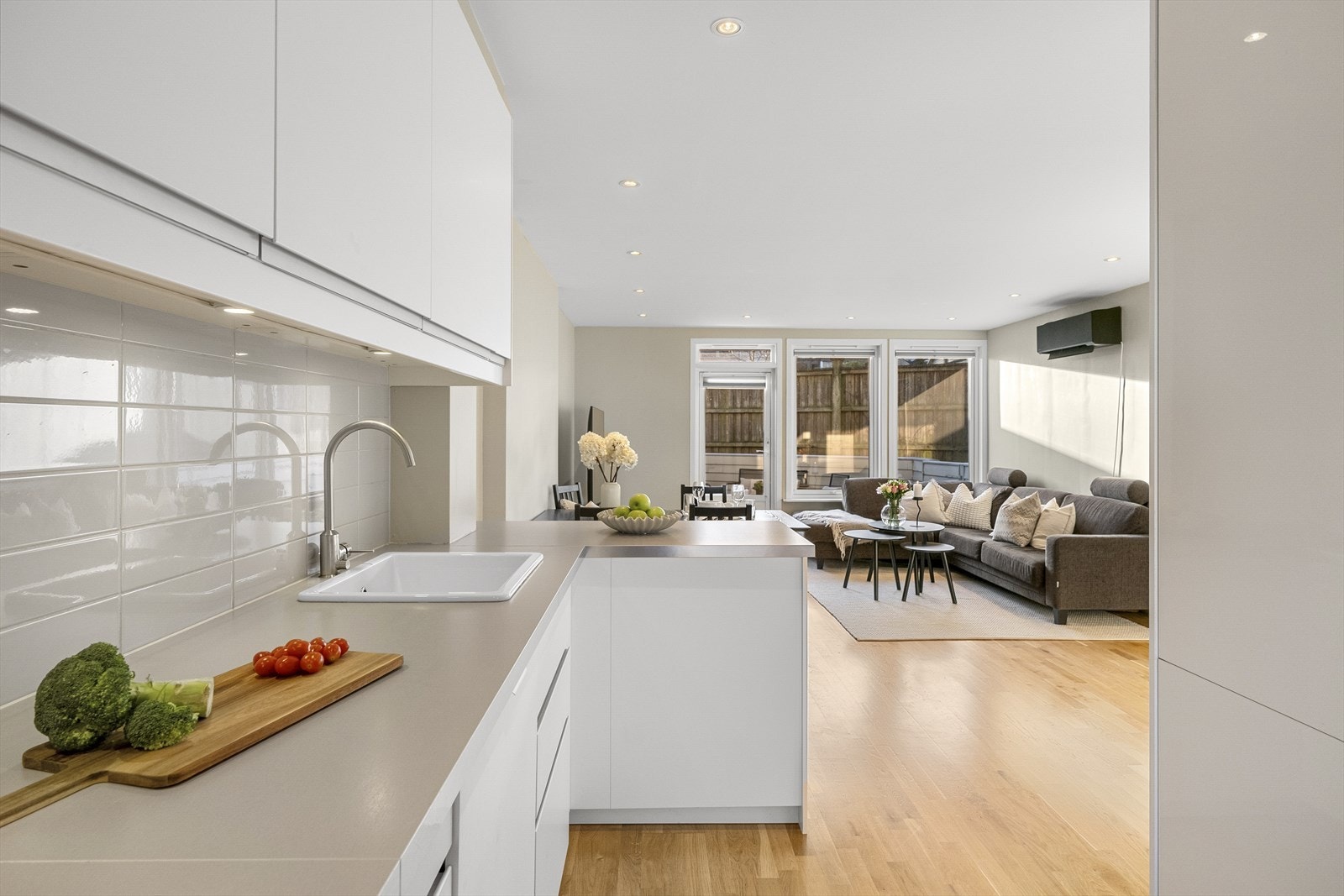 Moderne kjøkkeninnredning i lys, tidløs utførelse Galleribilde