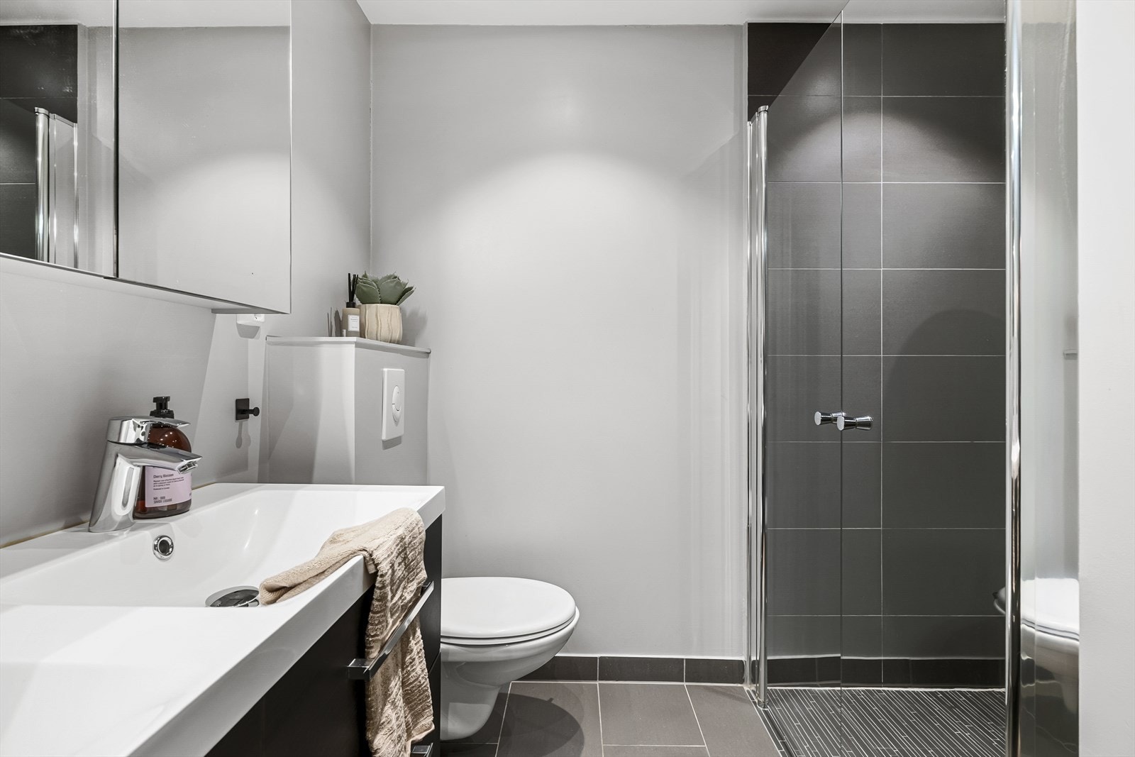 Baderomsmøbel med dobbelservant. Vegghengt toalett Galleribilde