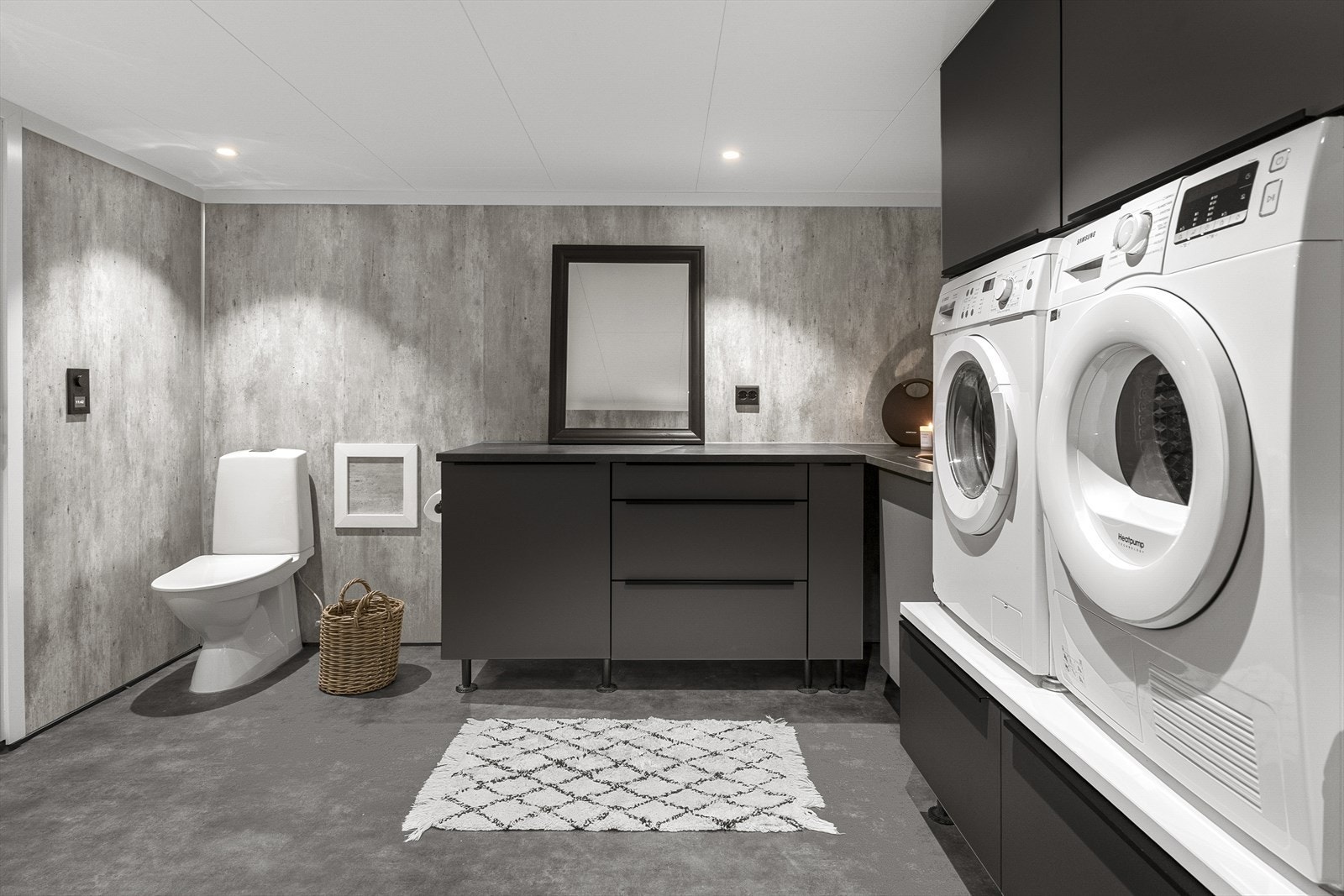 Bad/vaskerom i u.etg med god lagringsplass Galleribilde