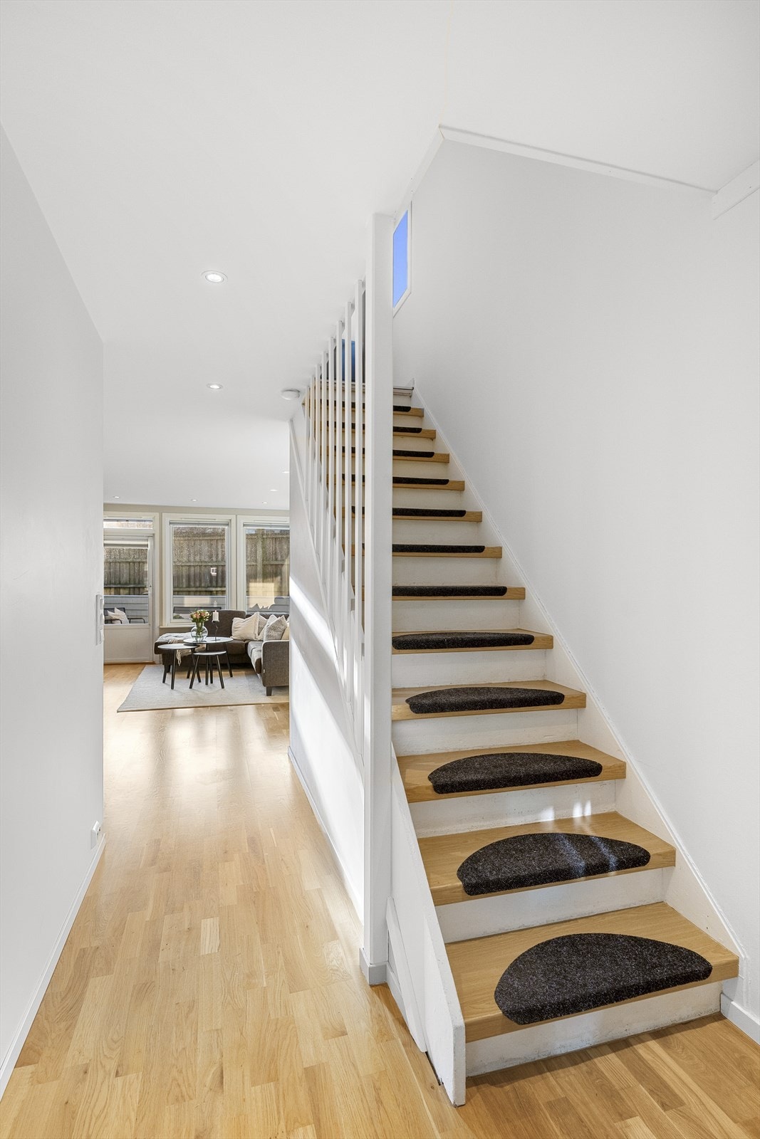 Trapp opp til 2.etg Galleribilde