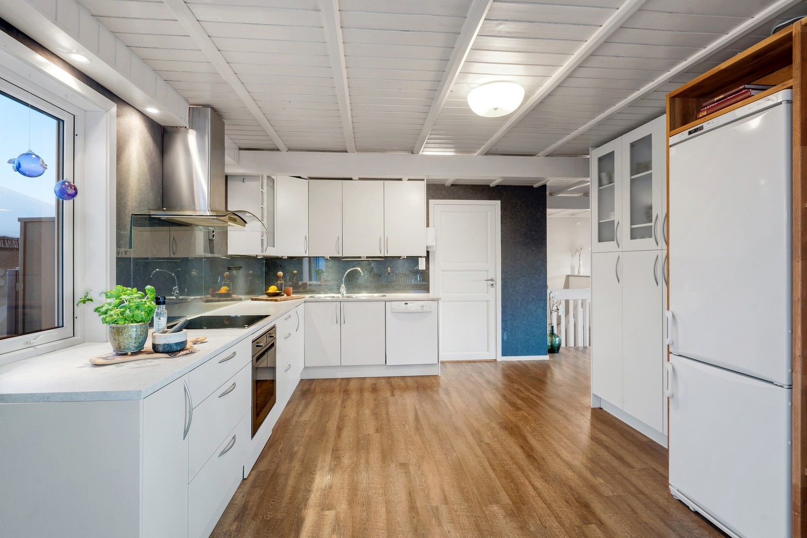 Kjøkkenet er stort og har god benkeplass. Galleribilde