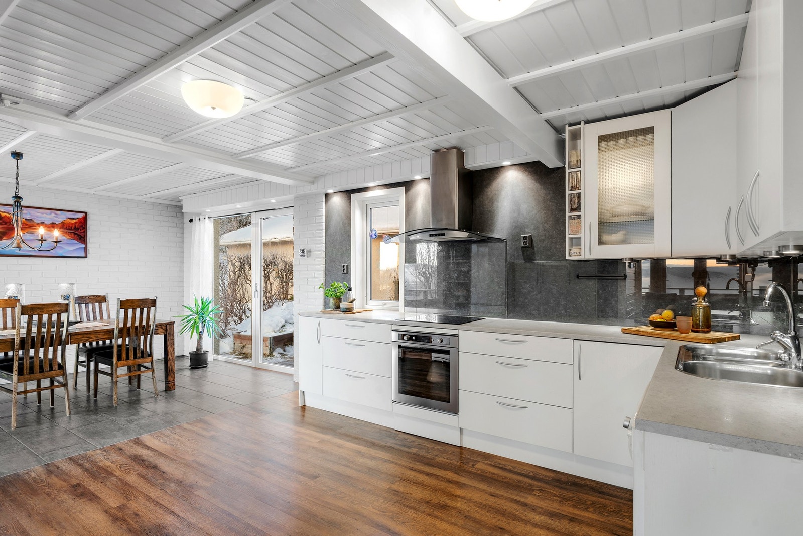 kjøkken og spisetue. Utgang mot baksiden av huset. Galleribilde