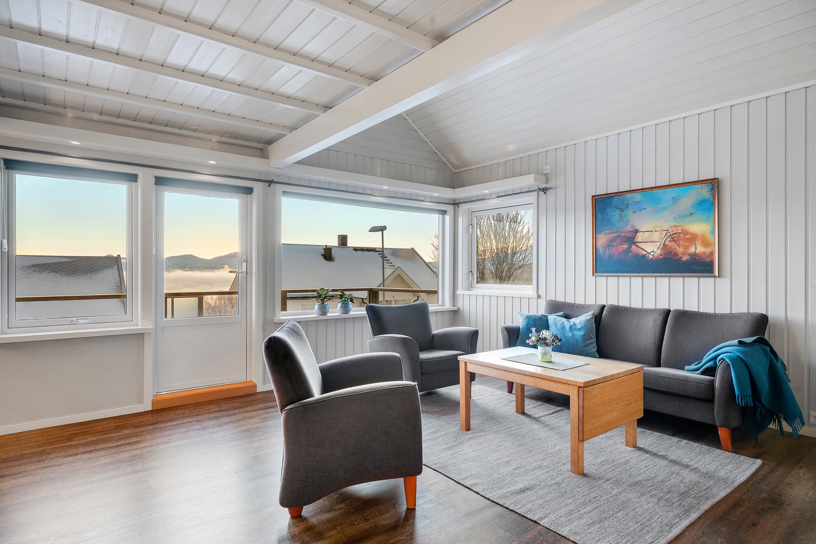 Fra stuen er det utgang til verandaen. Galleribilde