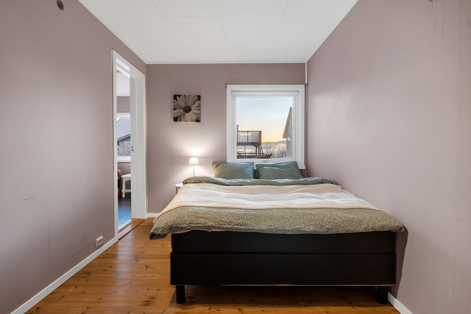 Stort soverom med fin utsikt. Galleribilde