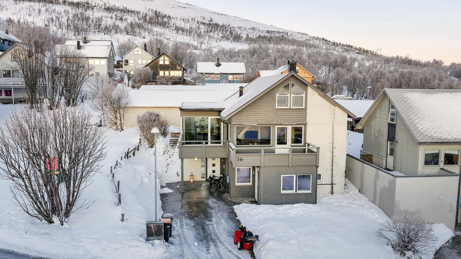 Framsiden av boligen med gårdsplass. Galleribilde