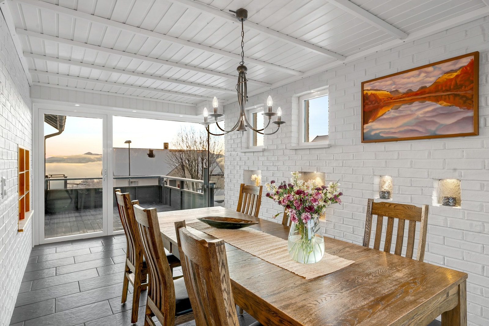 Spisestuen har også nydelig utsikt. Galleribilde