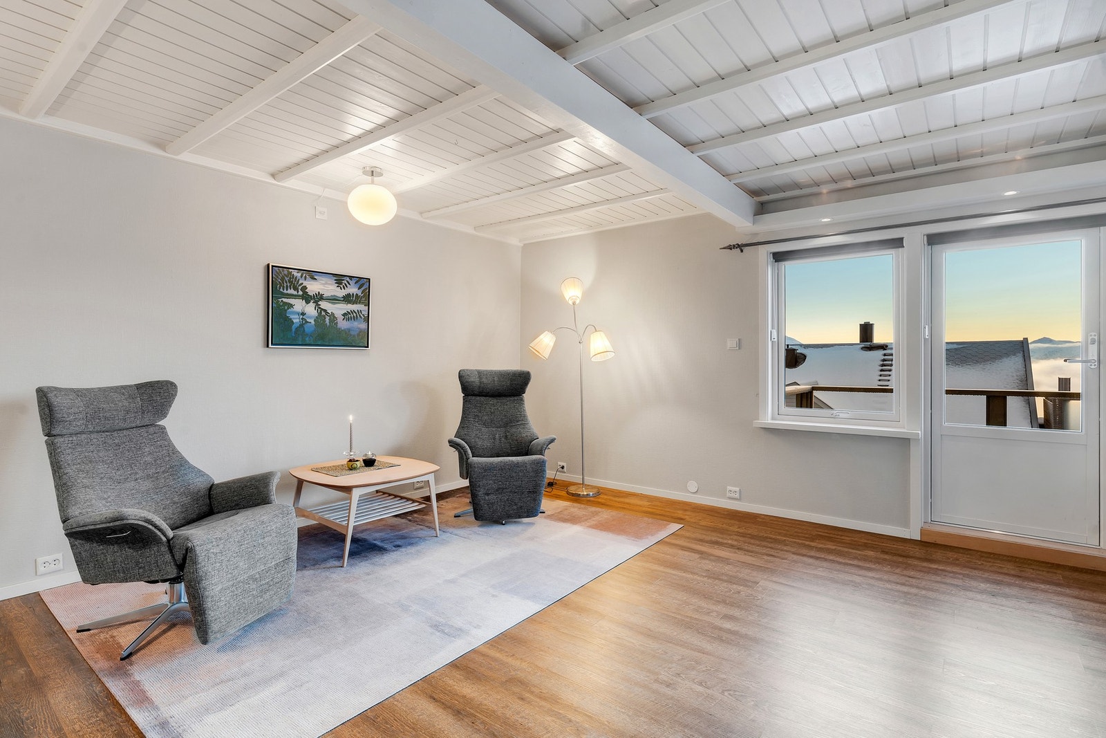 stor stue med plass til to sittegrupper. Galleribilde