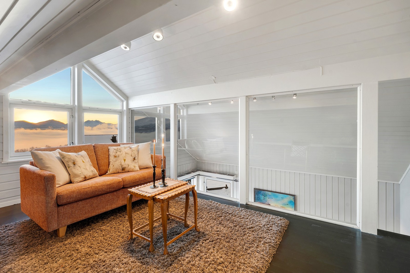 med vindu ned mot stuen under. Galleribilde