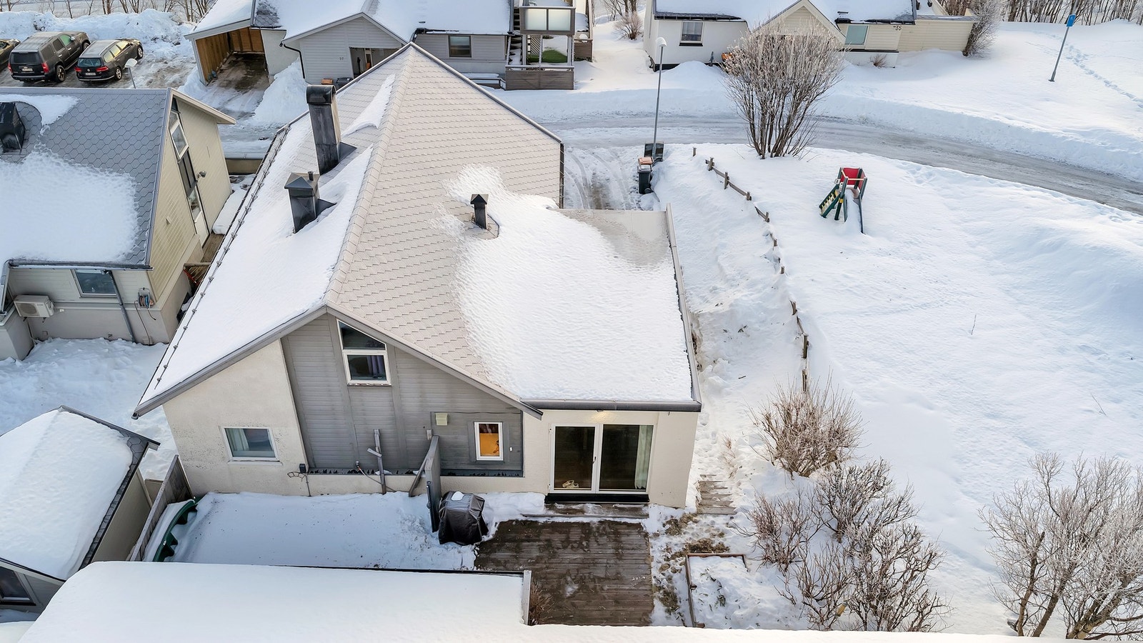 på baksiden er det utgang til platting og garasjen. Galleribilde
