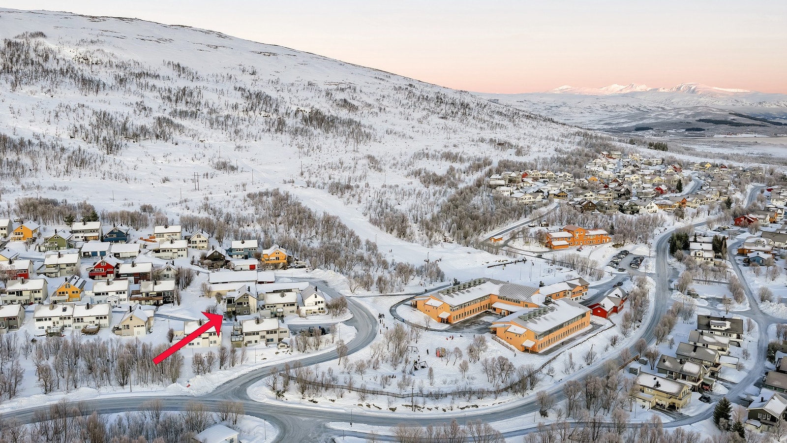 Boligen ligger i et nabolag med nærhet til lysløype og flotte turområder. Galleribilde
