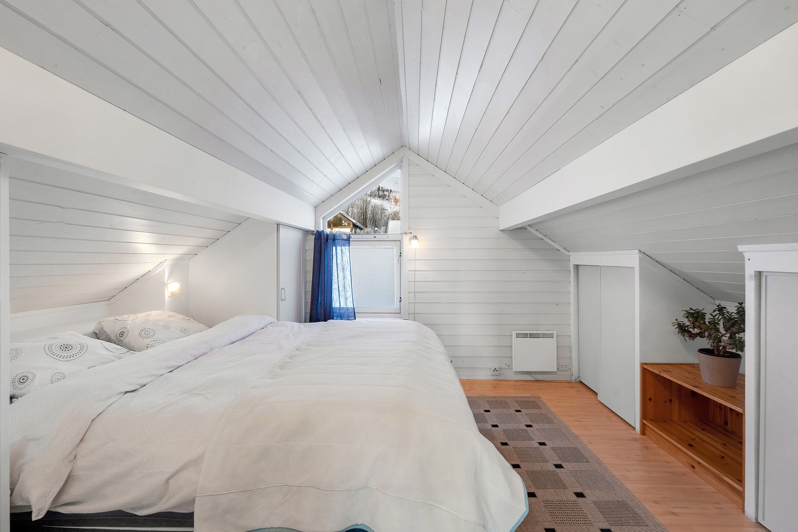 Koselig soverom på loftet. Galleribilde