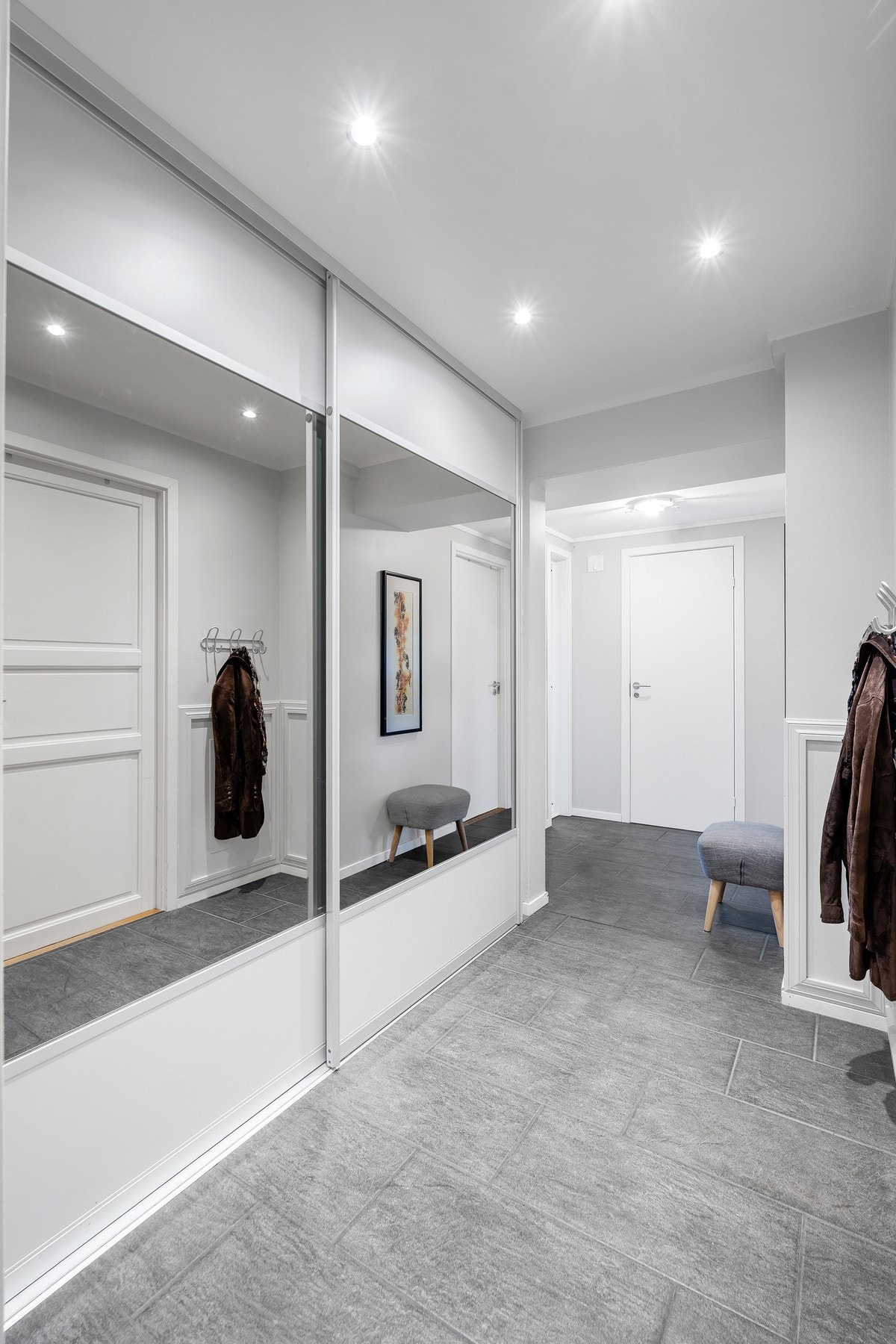 Gang underetasje med god oppbevaringsplass. Galleribilde