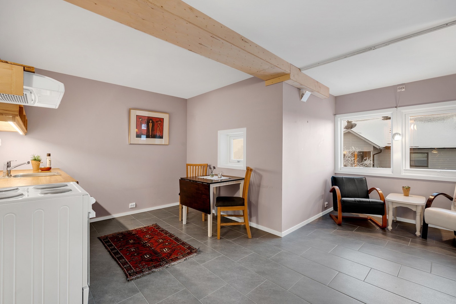 På kjøkkenet i hybeldelen er det plass til spise gruppe. Galleribilde