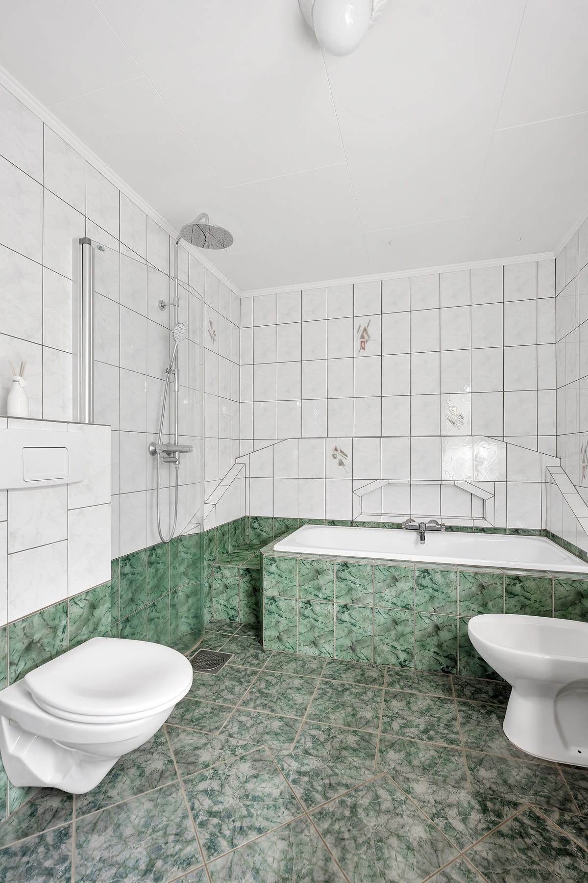 Med plass til både dusj og badekar. Galleribilde