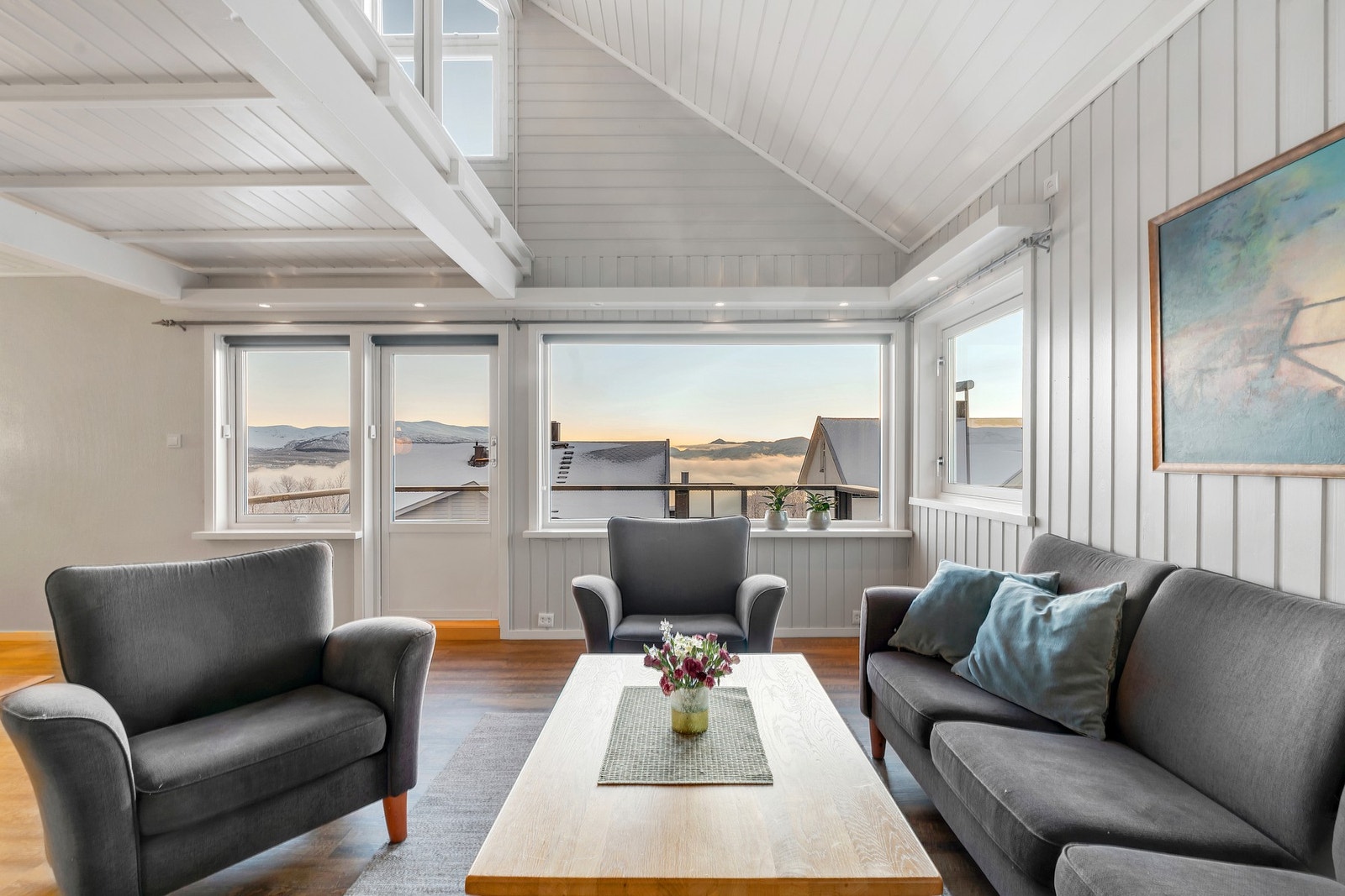 Stuen i 1.etasjen, høyt under taket og flott utsikt. Galleribilde