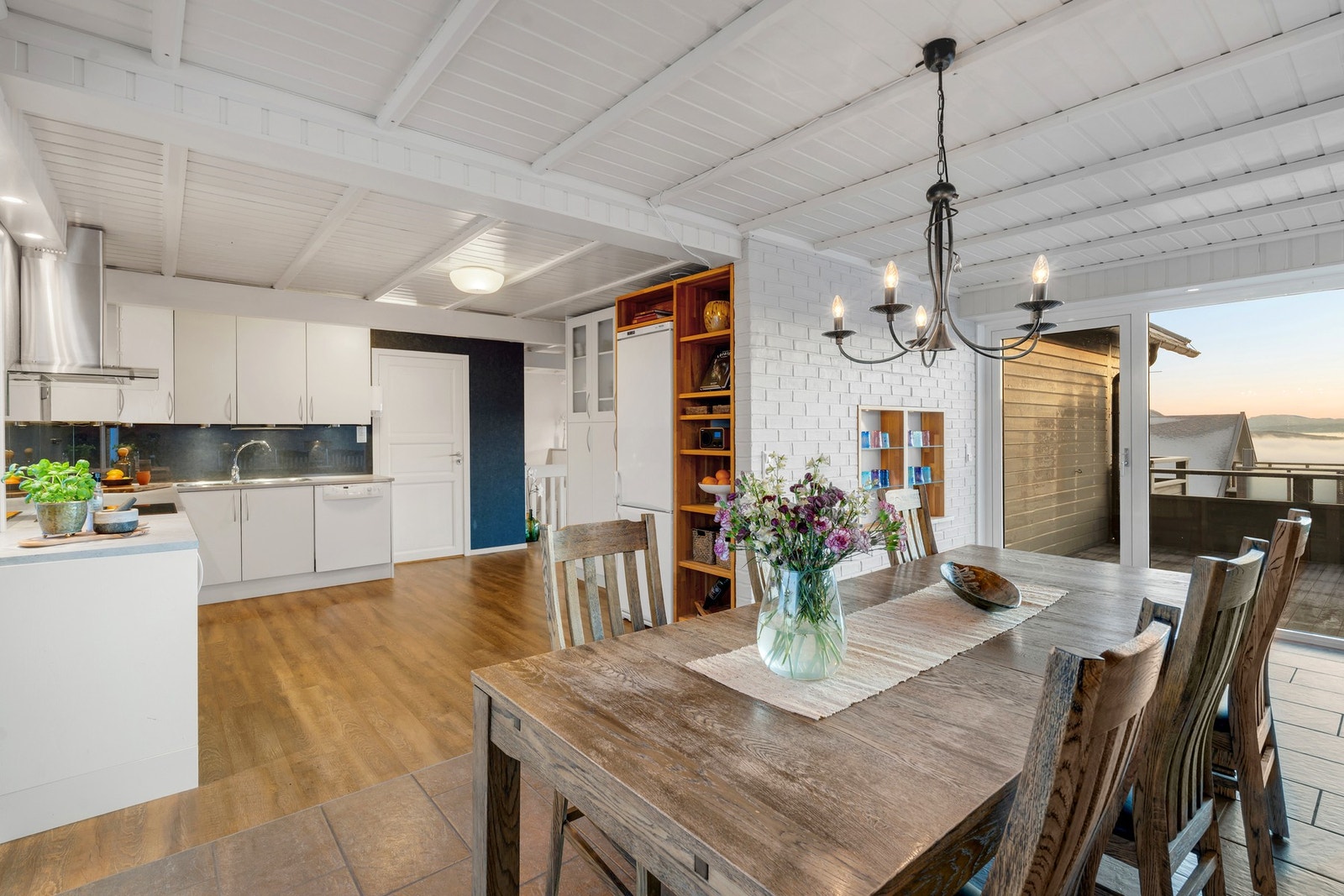 spisestue med utgang til en av to balkonger på framsiden av huset. Sørvendt. Galleribilde