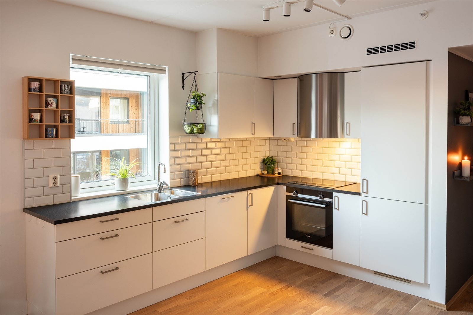 Kjøkkenet har integrerte hvitevarer som kjøl/fryseskap, oppvaskmaskin, stekeovn og platetopp. Galleribilde