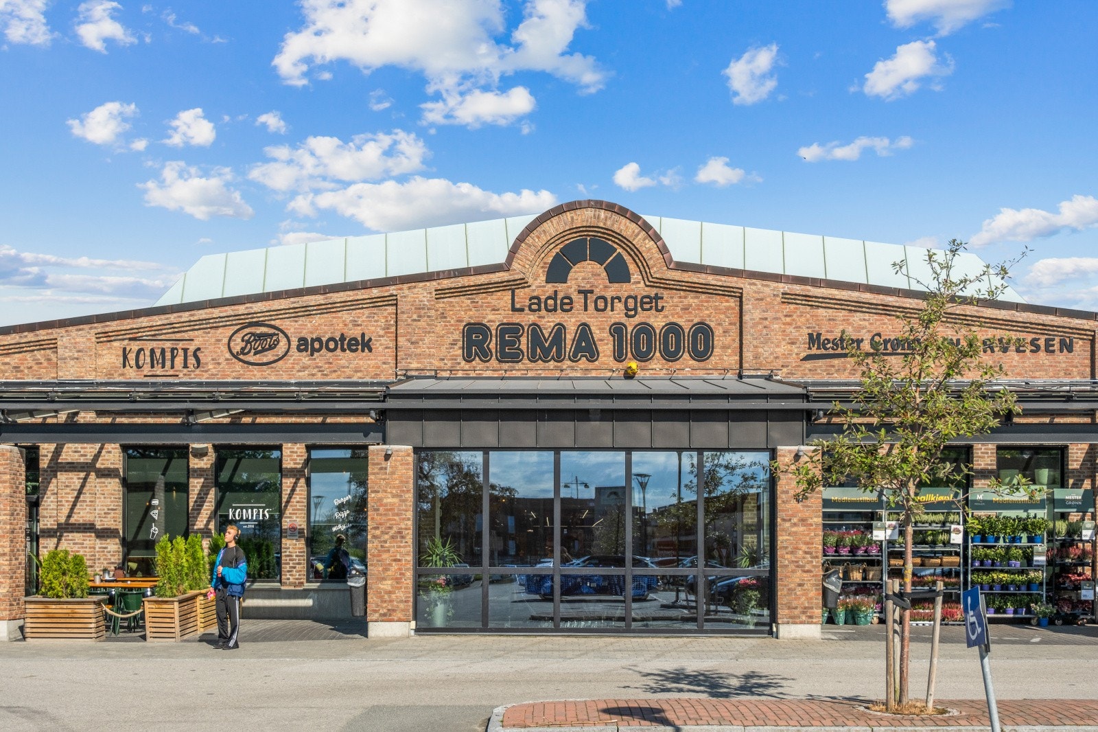 Du har et bredt utvalg på Ladetorget. Her får du Rema 1000 med post i butikk, restaurant, apotek, bakeri, og diverse småbutikker med alt man skulle trenge. Galleribilde