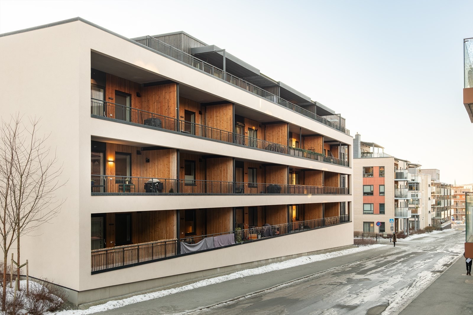 Den attraktive beliggenheten på Lade byr på umiddelbar nærhet til alt av servicefasiliteter som blant annet treningssenter, shoppingsenter, dagligvarer og turmuligheter på Ladestien. Galleribilde