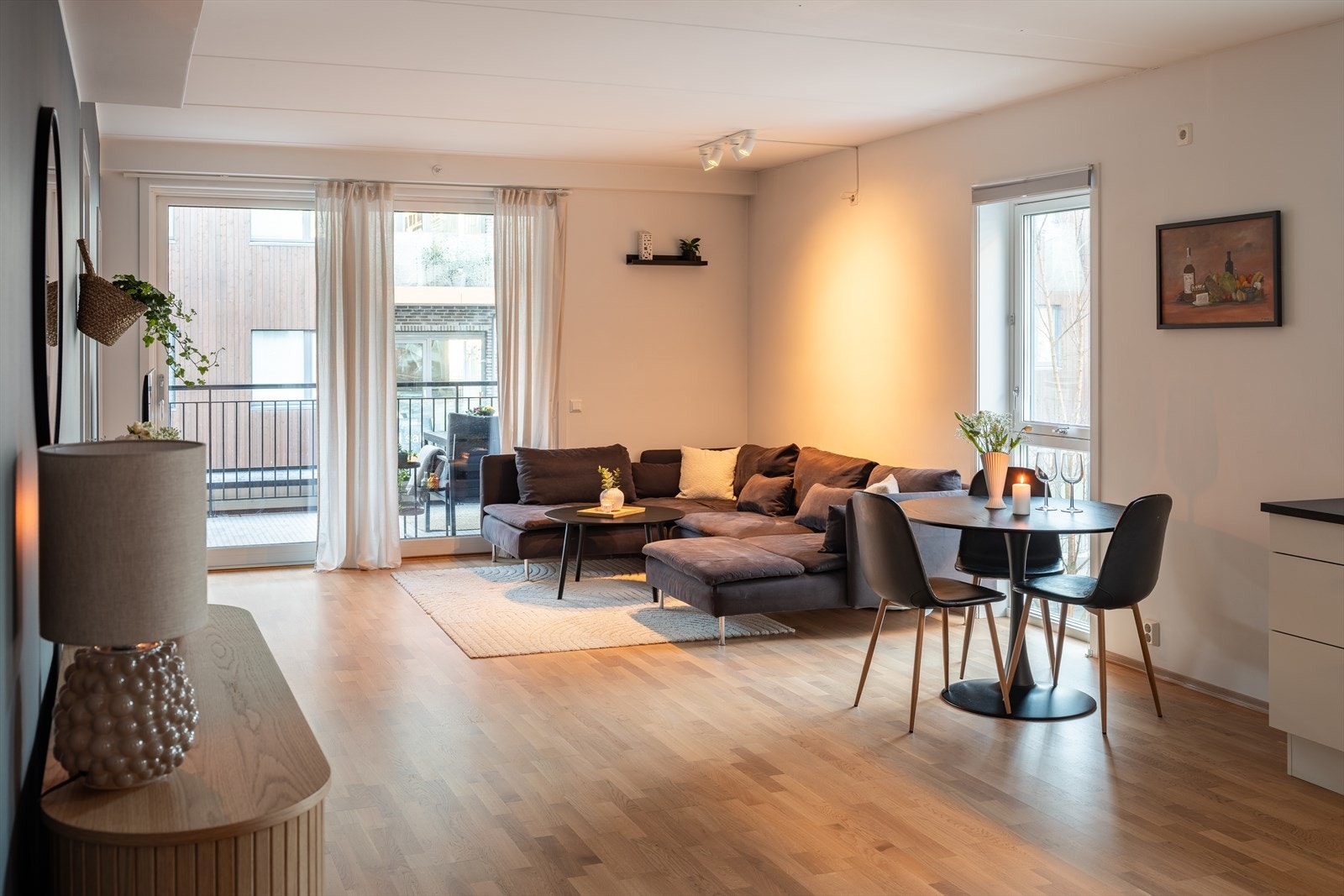 Med den attraktive hjørnebeliggenheten og rause vinudsflater får du rikelig med naturlig lysinnslipp fra flere himmelretninger. Galleribilde