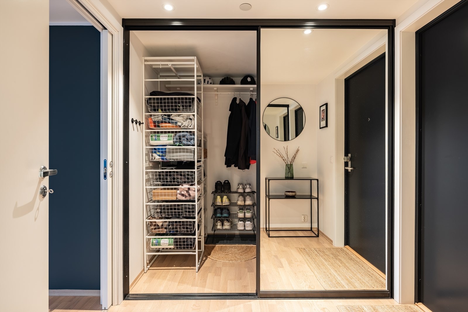 Innbydende og romslig entré på 6m², med praktisk skyvedørsgarderobe. Galleribilde