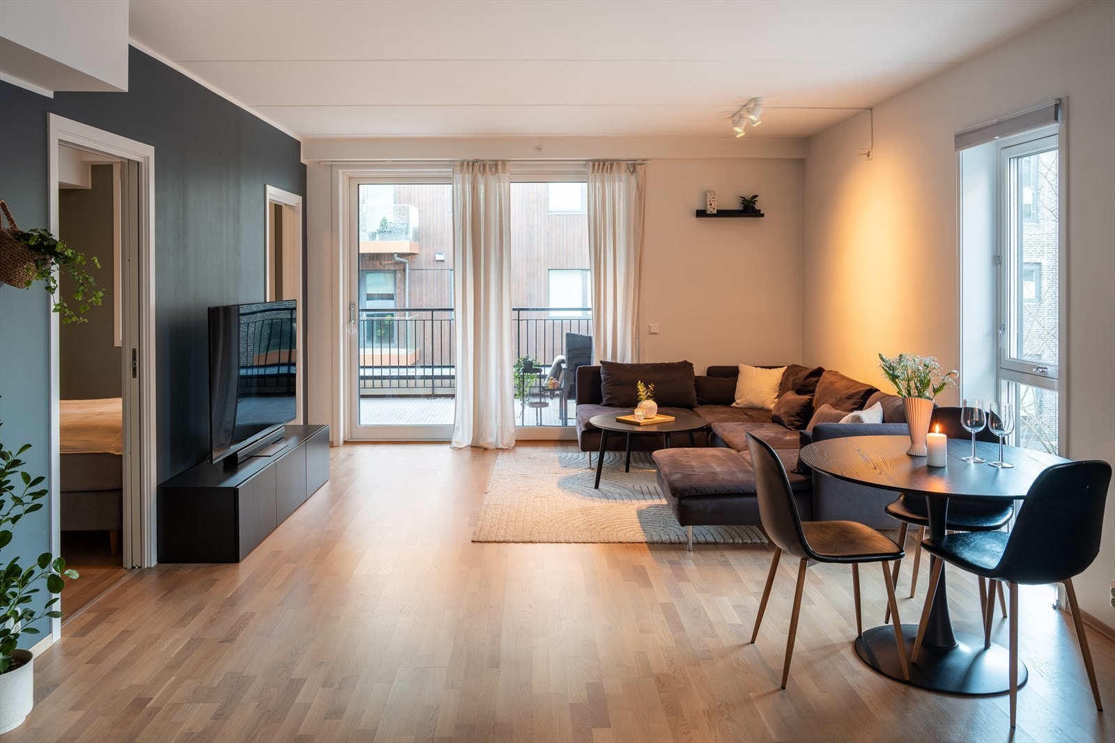 Felleskostnadene er lave og innholdsrike. Inkluderer blant annet oppvarming, tv/internett, garasjeplass og diverse vedlikehold/drift iht. regnskap. Galleribilde