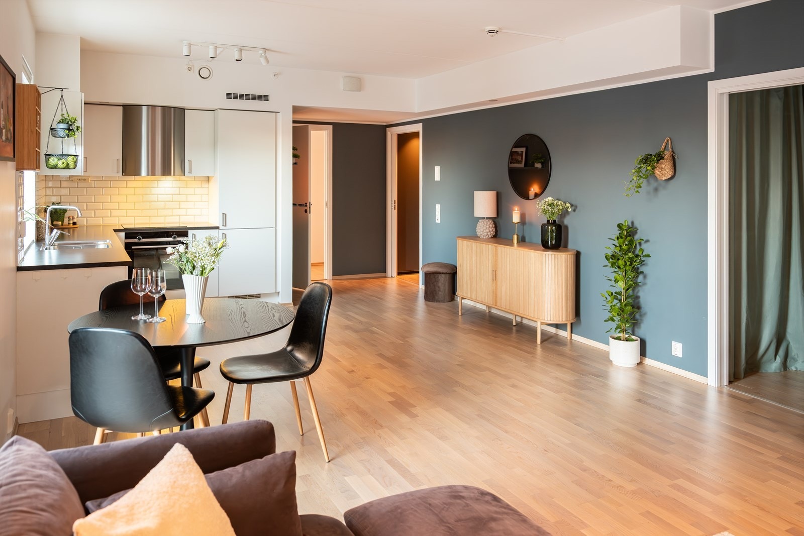 Etter dagens løsning får spiseseksjonen sin naturlige plassering mellom kjøkkenet og sofakroken. Galleribilde