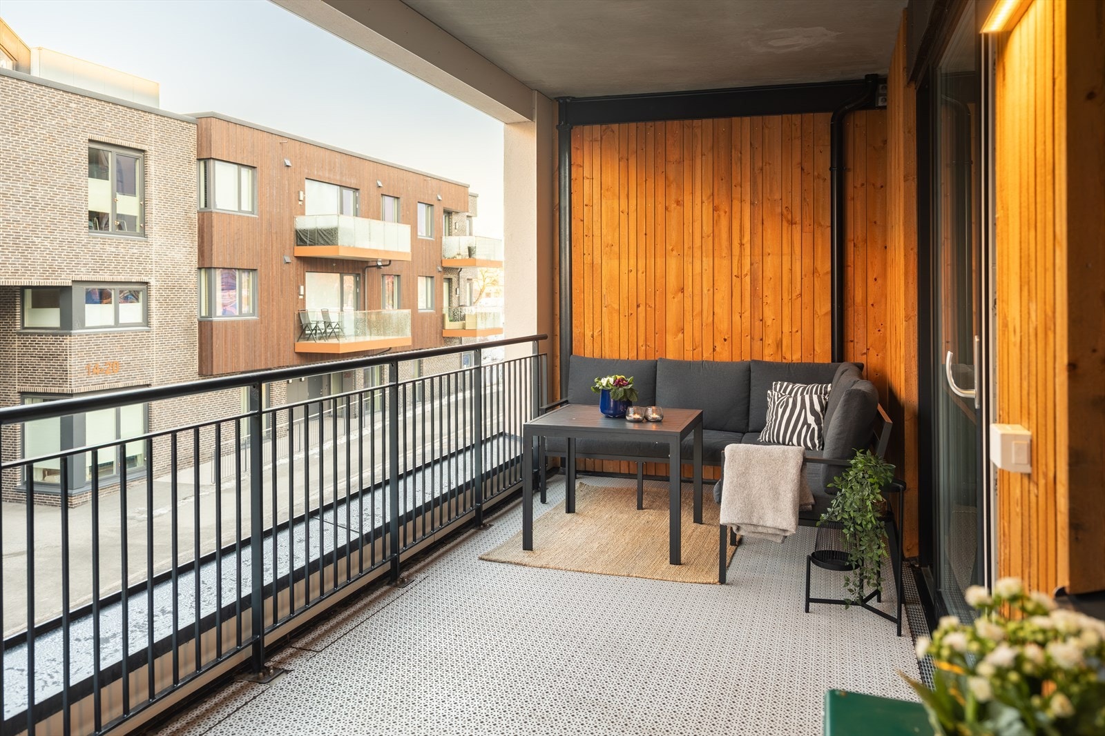 Balkongen måler 15m². Her er det godt med plass møblering etter eget ønske. Galleribilde