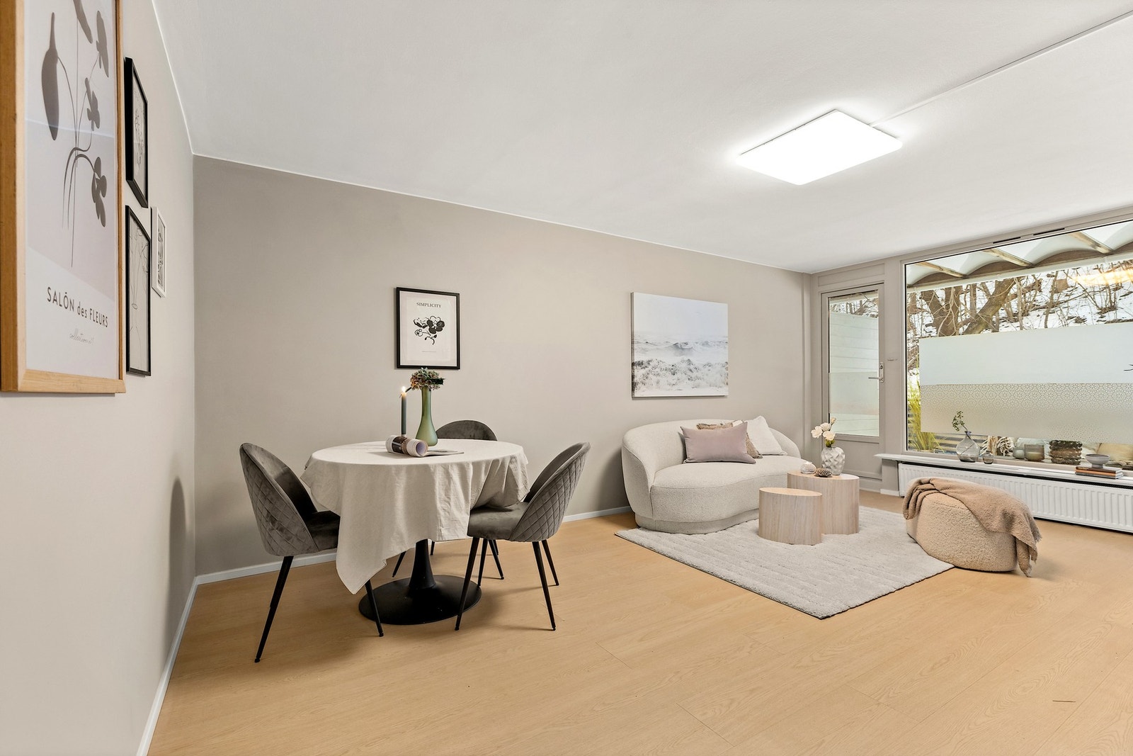 Romslig og lys stue med store vindusflater. Galleribilde