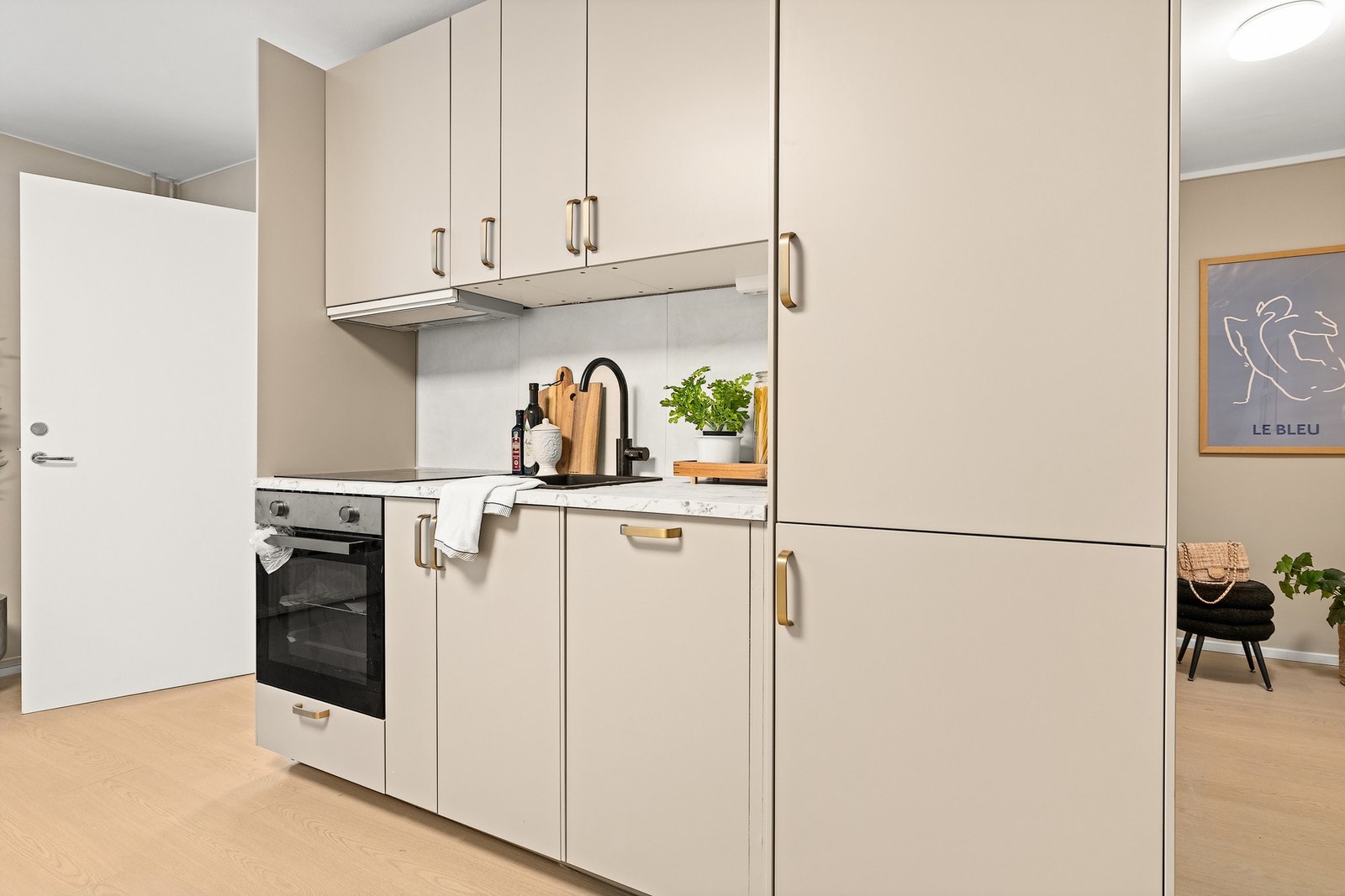 Lekkert og moderne kjøkken med integrerte hvitevarer. Galleribilde