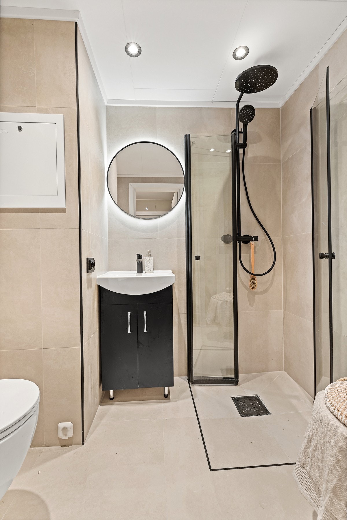 Lekkert og moderne bad. Hele leiligheten er totaloppusset i 2025-2026. Galleribilde