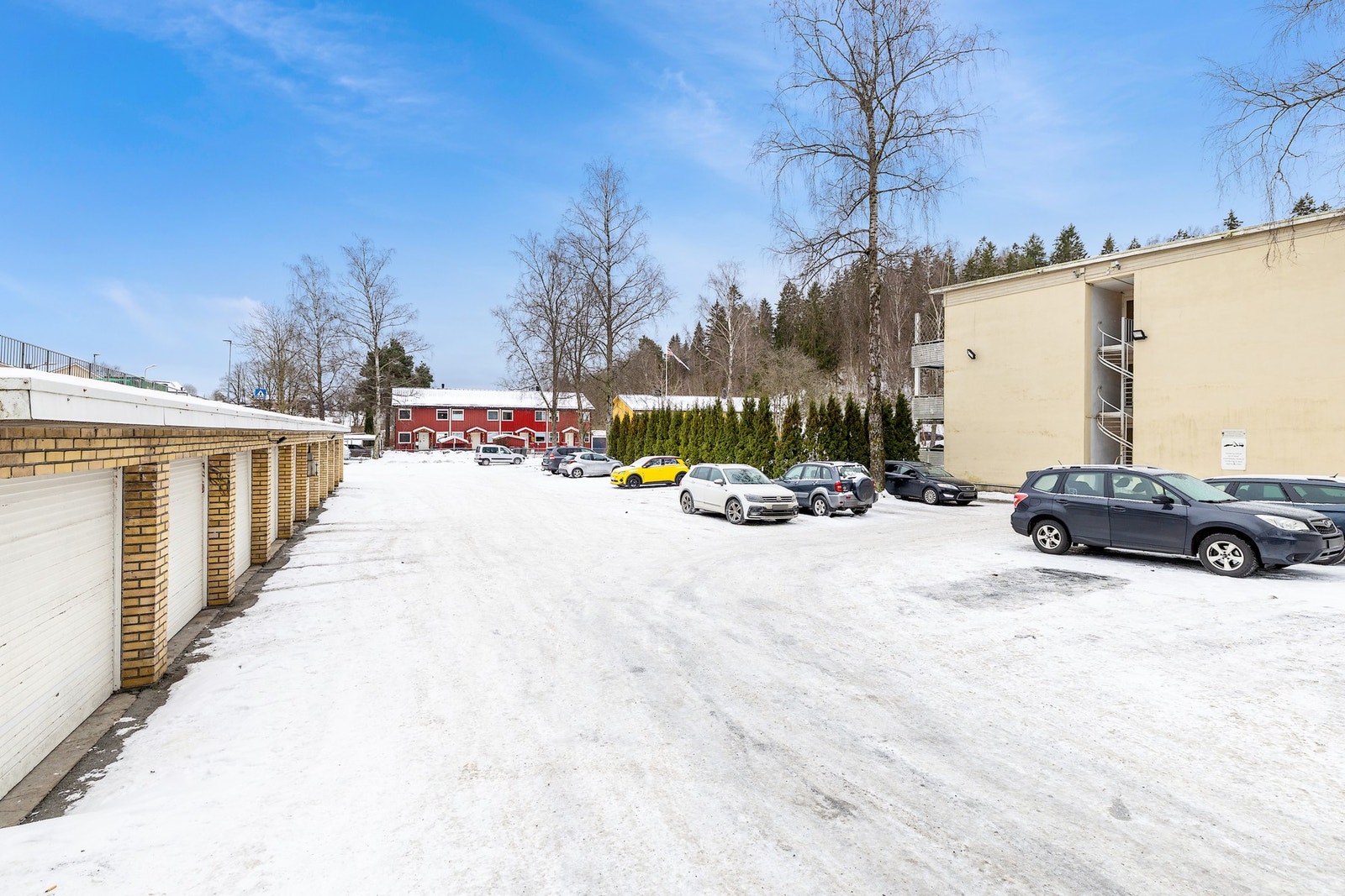 Det er godt med parkeringsplasser og garasjeplasser til leie i sameiet. Galleribilde