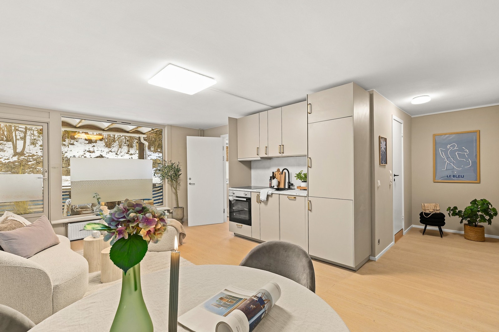 Velkommen til denne rålekre og nyoppusete 2-romsleiligheten i Nadderudveien 113. Foto: Digit Media ved Jørgen Sørebø. Galleribilde