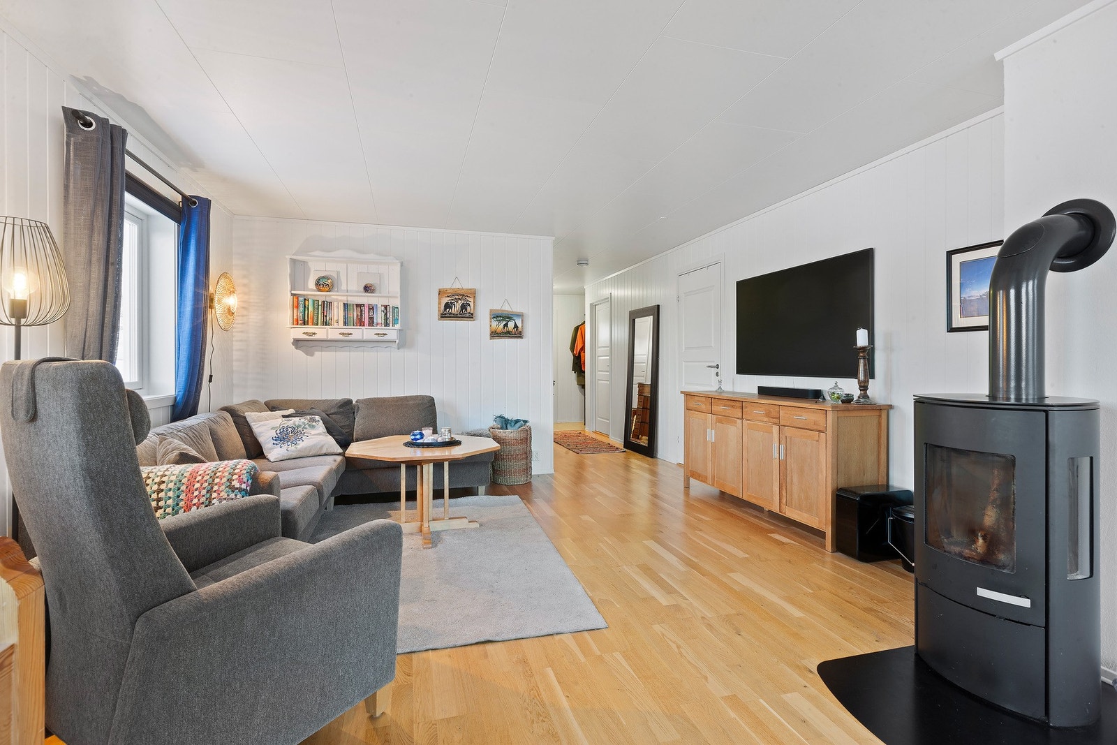 En vedovn midt i rommet bidrar til god varme og hyggelig atmosfære. Galleribilde