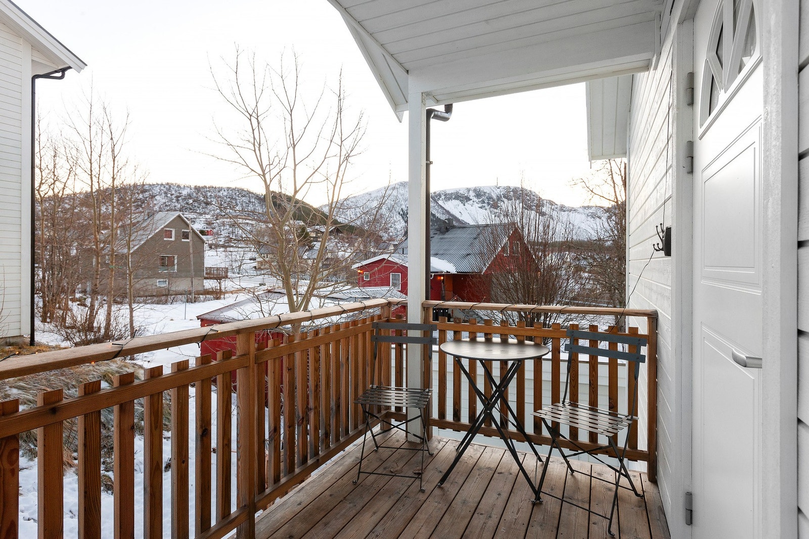 Koselig liten krok ved inngangsparti. Galleribilde