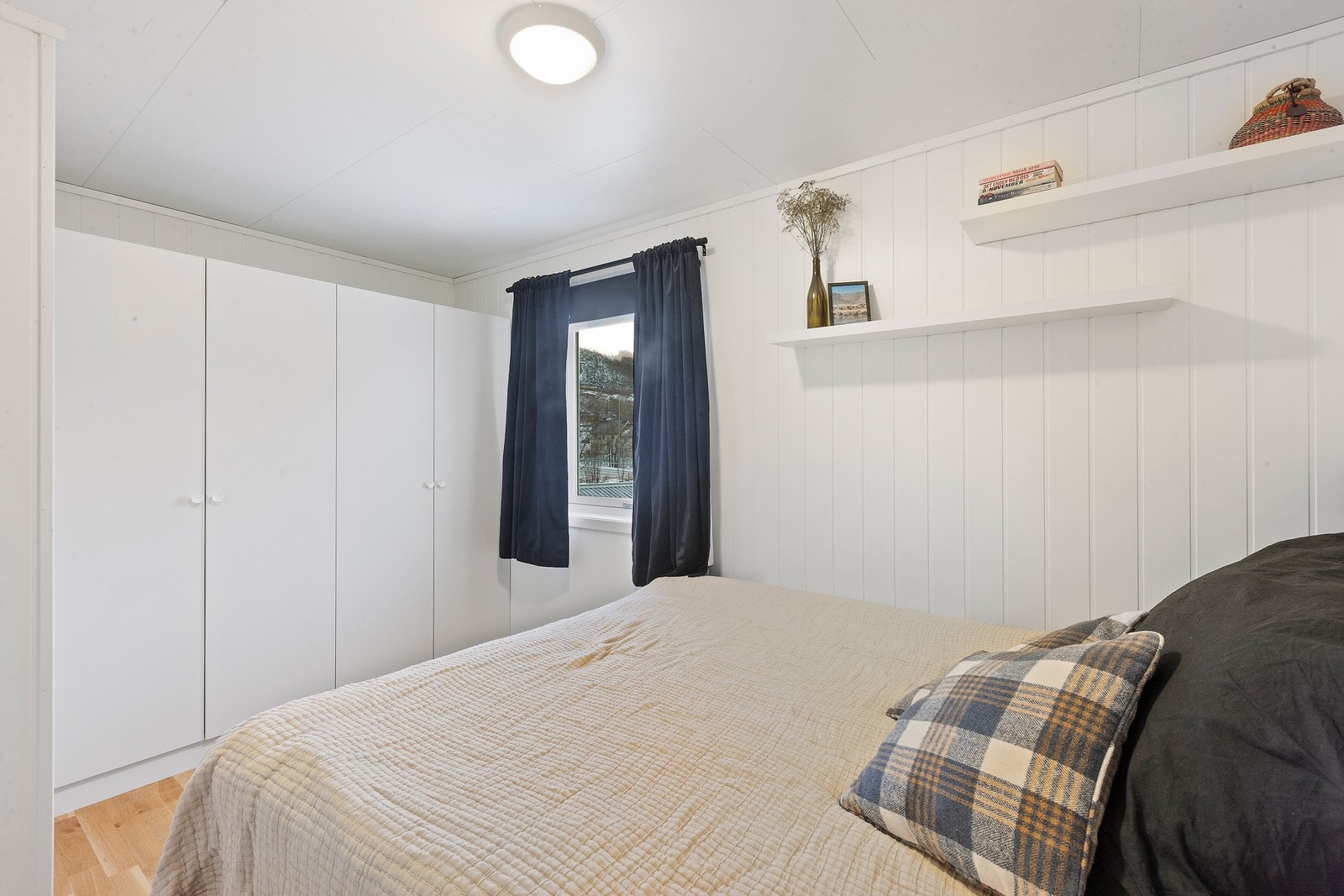 Godt med oppbevaringsplass på soverom. Galleribilde